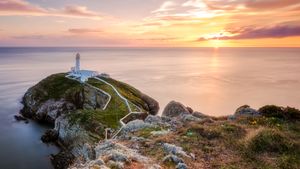South Stack Lighthouse at sunset, Holyhead, Wales, UK (© mariotlr/Getty Images)(Bing Australia)