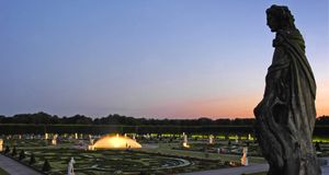 Blick von der Großen Kaskade auf das illuminierte Parterre des Großen Gartens in Hannover (© T Hennecke/Blickwinkel/Age Fotostock) &copy; (Bing Germany)