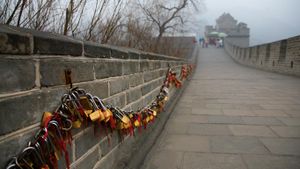 Love locks displayed on the Great Wall of China near Beijing (© Richard Taylor/4Corners)(Bing Australia)