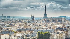 从巴黎圣母院拍摄到的埃菲尔铁塔，法国巴黎 (© Funny Solution Studio/Shutterstock)(Bing China)