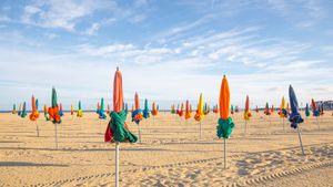 Les célèbres parasols multicolores de la plage de Deauville, Normandie (© Kiszon Pascal/Getty Images)(Bing France)