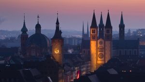 Blick auf die Altstadt von Würzburg, Bayern, Deutschland, kurz vor Sonnenaufgang (© Volker Muether/Shutterstock)(Bing Deutschland)