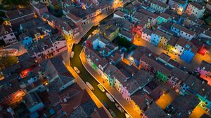 Vista aerea delle case colorate dell'isola di Burano, Laguna di Venezia, Veneto (© Pol Albarrán/Moment)(Bing Italia)