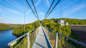 Titan RT - Fußgänger-Hängebrücke über Rappbodetalsperre und Rappbode im Nationalpark Harz, Sachsen-Anhalt (© Sander Meertins/Getty Images)(Bing Deutschland)
