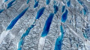 ｢グリーンランド氷床｣グリーンランド (© James Balog/Aurora Photos)(Bing Japan)