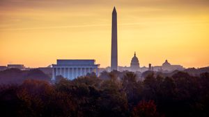 Autumn sunrise over the National Mall, Washington, DC (© WLDavies/iStock/Getty Images Plus)(Bing United States)