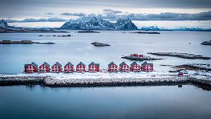 Cabine da pesca tradizionali, Svolvaer, Isole Lofoten, Norvegia (© Roberto Moiola/Sysaworld/Getty Images)(Bing Italia)