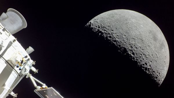 La luna vista dalla navicella Orion della missione Artemis della NASA