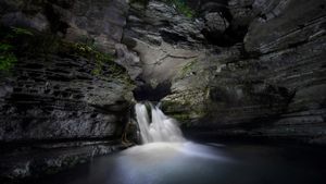 ｢ブランチャード･スプリングス洞窟｣アメリカ, アーカンソー州 (© Garret Suhrie/Tandem Stills + Motion)(Bing Japan)