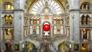 Die Kunstinstallation RedBall Project, Bahnhof Antwerpen-Centraal, Belgien (© Brit Worgan/Getty Images)(Bing Deutschland)