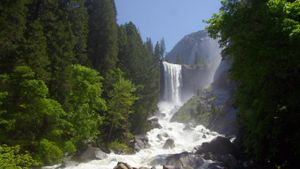 优胜美地国家公园内的春天瀑布，美国加利福尼亚州 (© Framepool)(Bing China)