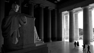 Lincoln Memorial in Washington, DC (© White House Photo/Alamy)(Bing United States)