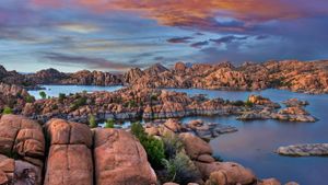 花岗岩峡谷中的沃森湖，美国亚利桑那州 (© Tim Fitzharris/Minden Pictures)(Bing China)