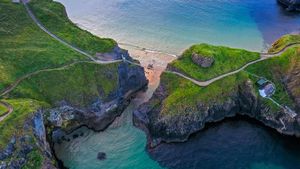 Carrick-a-Rede rope bridge connecting two cliffs near Ballintoy, County Antrim, Northern Ireland (© NordicMoonlight/iStock/Getty Images Plus)(Bing New Zealand)