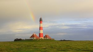 Regenbogen über dem Leuchtturm Westerheversand, Westerhever, Schleswig-Holstein (© Sandra Bartocha/Minden Pictures)(Bing Deutschland)