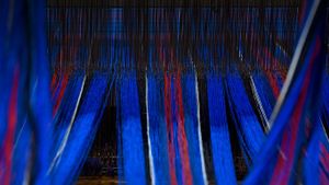 Fabrication d’un tissu tartan dans un métier à tisser, Édimbourg, Écosse (© AA World Travel Library/Alamy)(Bing France)