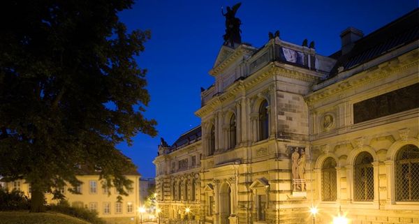 Das Albertinum in Dresden strahlt im nächtlichen Scheinwerferlicht