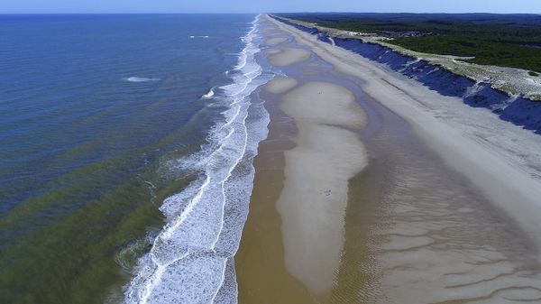 Vue aérienne d’une plage à Lacanau, pendant la competition Caraïbos Lacanau Pro, Gironde, France