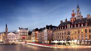 Place du Général-de-Gaulle ou « Grand-Place » à Lille, Nord-Pas-de-Calais (© Production Perig/Shutterstock)(Bing France)
