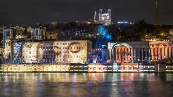 Fête des Lumières, œuvre d'art de Daniel Knipper, nommée Regards, en hommage aux victimes de l'attentat de Paris 2015, Lyon, France