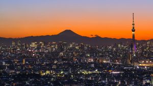 ｢富士山と東京スカイツリー｣千葉県, 市川市 (© Masanori Yamanashi/Aflo/Corbis)(Bing Japan)