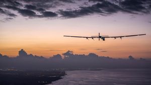 Solar Impulse 2 at Kalaeloa Airport, Honolulu, Hawaii (© Solar Impulse/Revillard/Sipa/Shutterstock)(Bing United States)