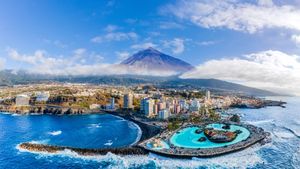 Vista aérea del Puerto de la Cruz, Tenerife (© Balate Dorin/Getty Images)(Bing España)