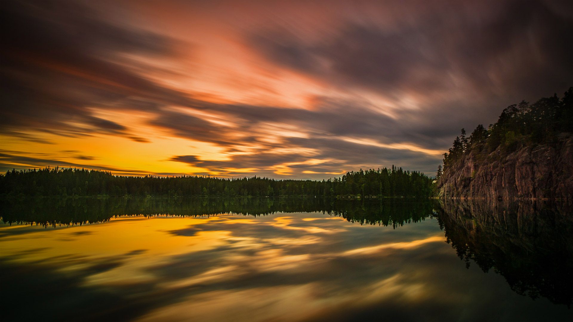Lumière de minuit sur un lac près d’Örebro, Suède