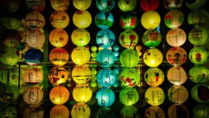 为庆祝中秋而摆放的灯笼，新加坡 (© Khin/Getty Images)(Bing China)
