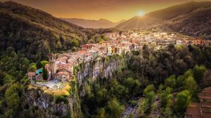 Castellfollit de la Roca, Catalonia, Spain (© Eloi_Omella/Getty Images)(Bing Canada)