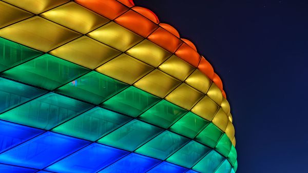Die in Regenbogenfarben leuchtende Außenhülle der Allianz Arena, München, Bayern, Deutschland