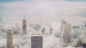 云层中的纽约市天际线 (© Orbon Alija/Getty Images)(Bing China)