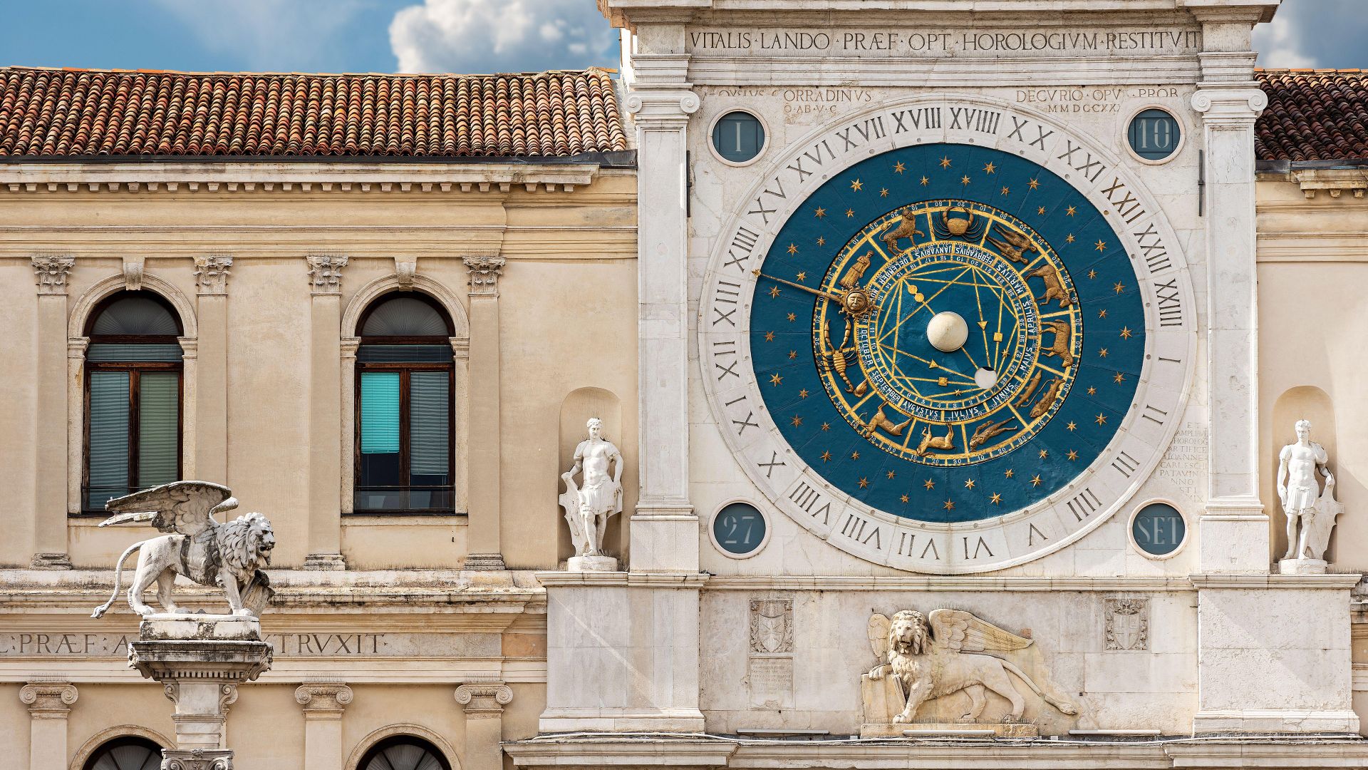 Torre dell'Orologio e statua in marmo del Leone alato di San Marco, Piazza dei Signori, Padova, Veneto