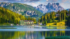 Lago Misurina, Auronzo di Cadore, Belluno, Veneto (© Andrew_Mayovskyy/iStock/Getty Images Plus)(Bing Italia)