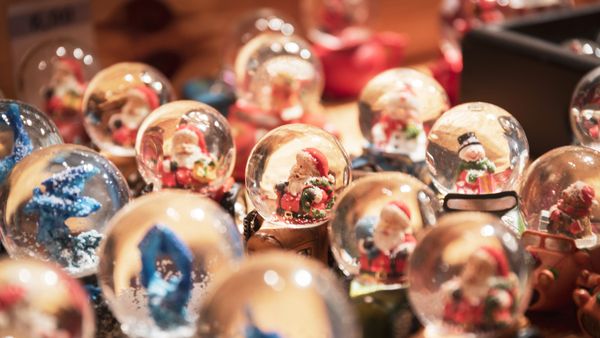 Boules à neige sur un marché de Noël à Heidelberg, Allemagne