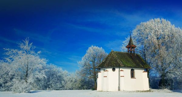 Kleine Kapelle an einem schönen Wintertag, Deutschland