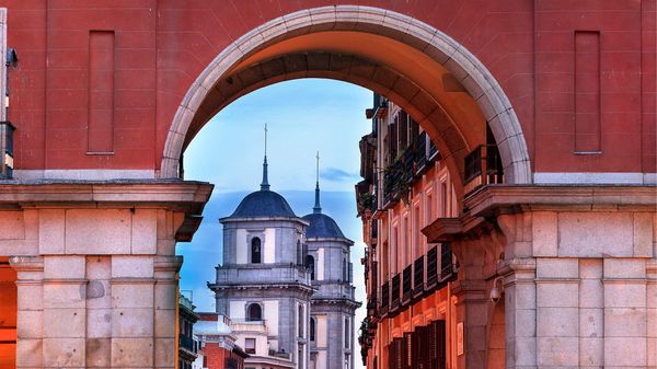 Colegiata de San Isidro desde la Plaza Mayor de Madrid, España