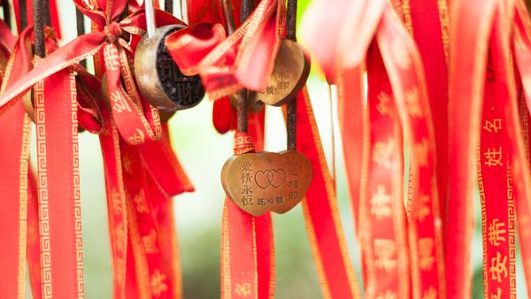 【今日七夕】Love locker on a red stripe hanging in a temple in Chengdu, China