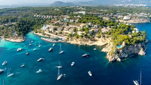 Vista aérea de villas y yates cerca de Portals Vells, Palma de Mallorca, Mallorca, España (© Westend61/Getty Images)(Bing España)