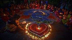Des étudiants allumant des lampes à huile pour célébrer la fête Diwali à Guwahari, Inde (© Anuwar Hazarika/Reuters)(Bing France)
