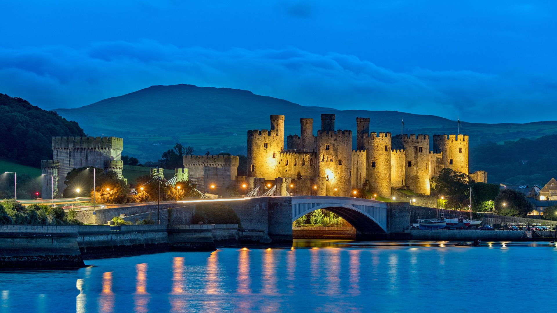 Il castello di Conwy con vista sul fiume Conwy, Galles, Regno Unito
