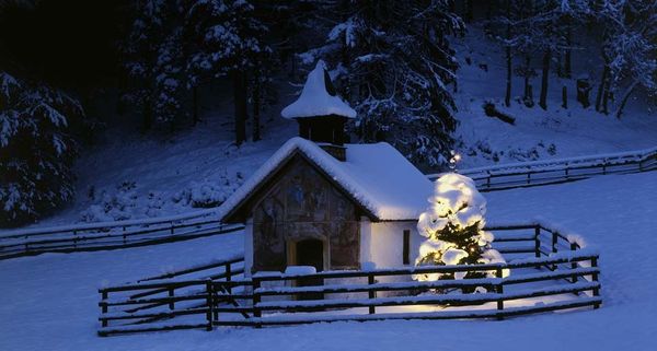 Kleine Kapelle in der Dämmerung, Elmau, Bayern