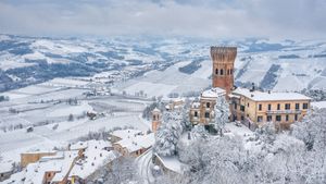 Il castello di Cigognola immerso nella neve, Pavia (© Massimo Ripani/Sime/eStock Photo)(Bing Italia)