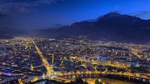 Grenoble et le massif du Vercors la nuit, Isère, Rhône-Alpes (© J.Quetin/Getty Images)(Bing France)