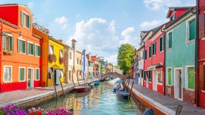 Le case colorate di Burano, Venezia, Veneto, Italia (© Nick Brundle Photography/Getty Images)(Bing Italia)