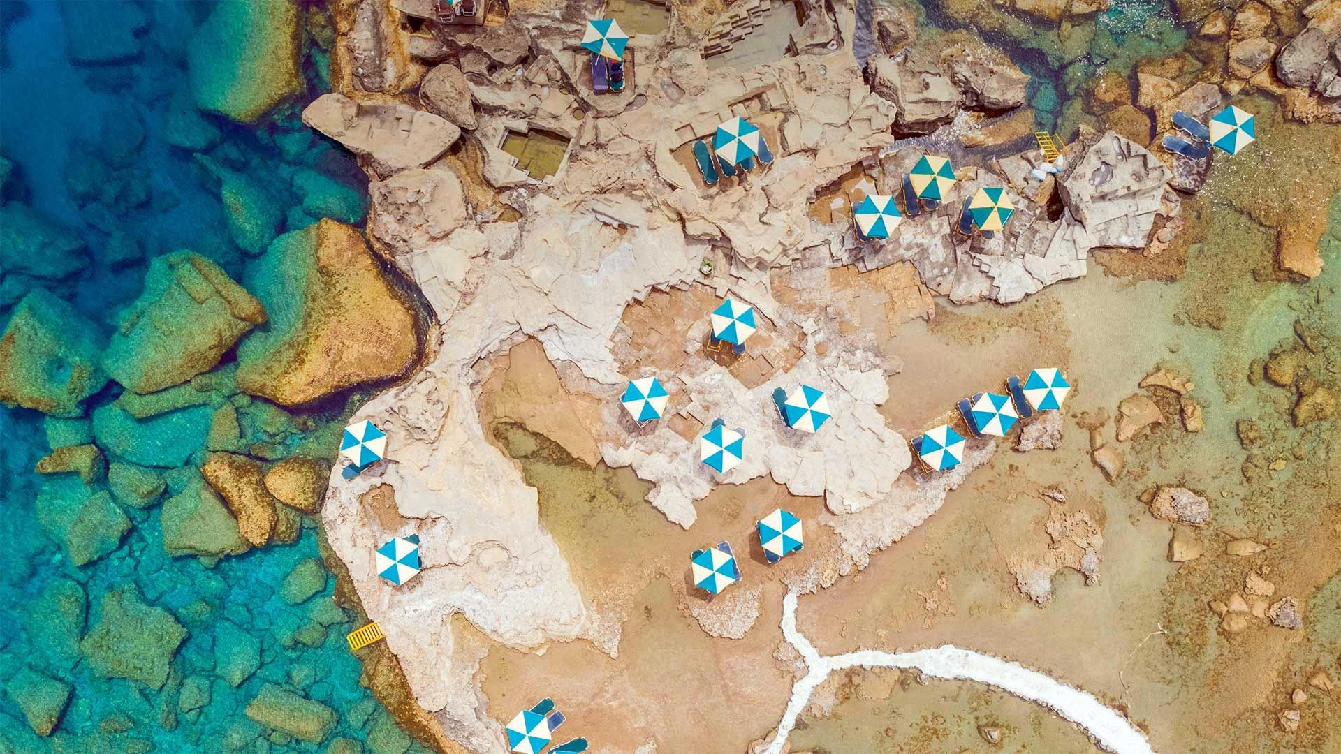Vue aérienne de parasols sur la côte de l’île de Rhodes, Grèce