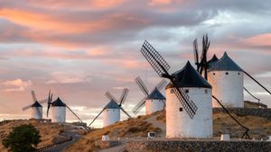 Molinos de Consuegra al amanecer, Castilla-La Mancha (© Paulo Costa/Getty Images)(Bing España)