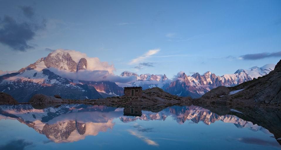 Ancien refuge et lac Blanc (2352 m) dans la Réserve naturelle nationale des Aiguilles Rouges, Haute-Savoie, Rhône-Alpes