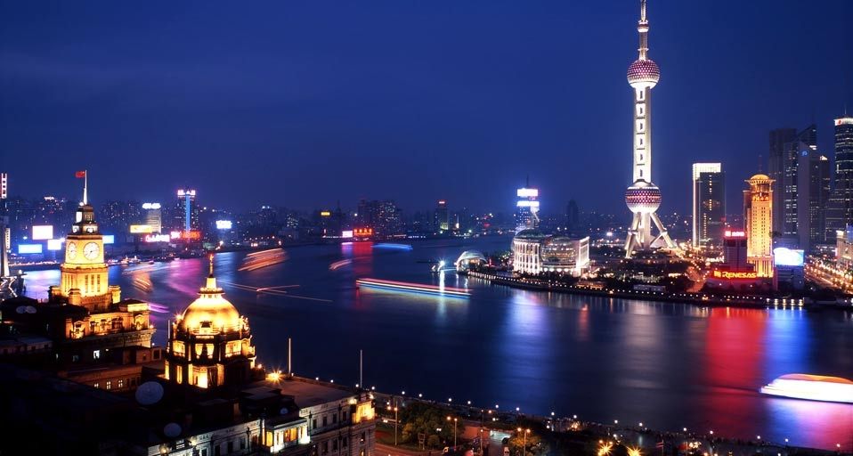 夜幕下的上海华光璀璨