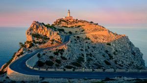 Der Leuchtturm Far de Formentor am Cap de Formentor, Mallorca, Spanien (© Lasse Eklöf/DEEPOL by plainpicture)(Bing Deutschland)
